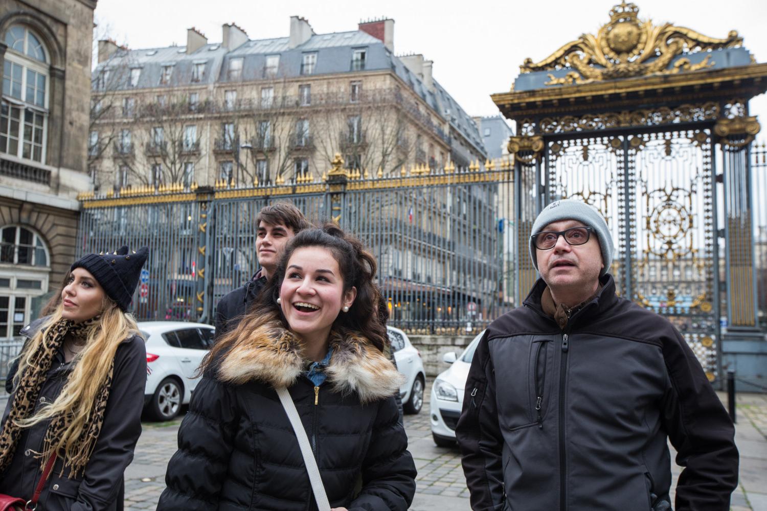 <a href='http://ugs.xsgw.net'>博彩网址大全</a> French Professor Pascal Rollet leads students on a study tour in Paris.